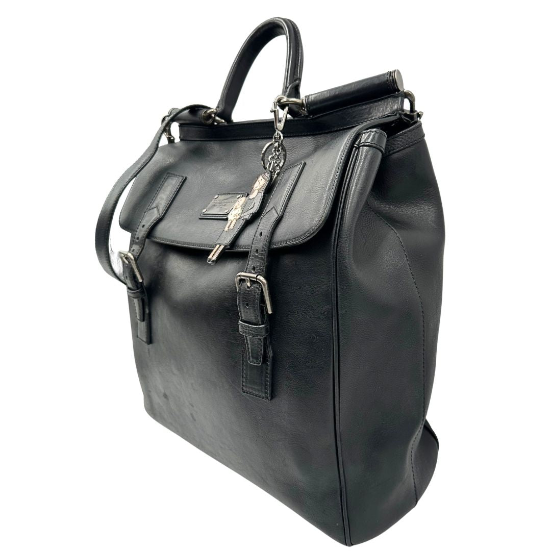 Lateale, Borsa da viaggio D&G realizzata in pelle nera con hardware argentato anticato e charms decorativi. Indossabile a mano oppure a tracolla. Originale, usata, di lusso, in ottime condizioni.