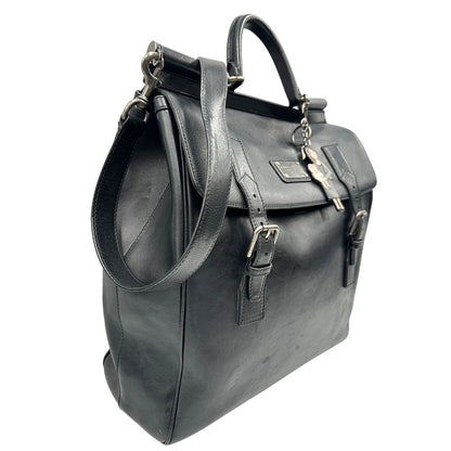 Laterale, Borsa da viaggio D&G realizzata in pelle nera con hardware argentato anticato e charms decorativi. Indossabile a mano oppure a tracolla. Originale, usata, di lusso, in ottime condizioni.