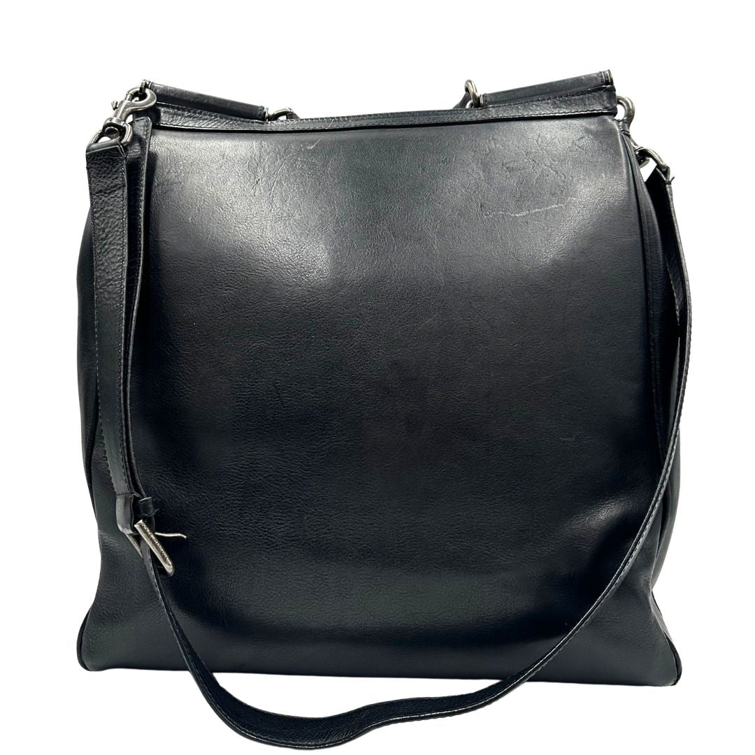 Retro, Borsa da viaggio D&G realizzata in pelle nera con hardware argentato anticato e charms decorativi. Indossabile a mano oppure a tracolla. Originale, usata, di lusso, in ottime condizioni.