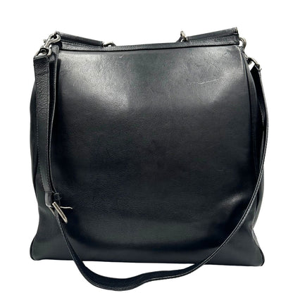Retro, Borsa da viaggio D&G realizzata in pelle nera con hardware argentato anticato e charms decorativi. Indossabile a mano oppure a tracolla. Originale, usata, di lusso, in ottime condizioni.