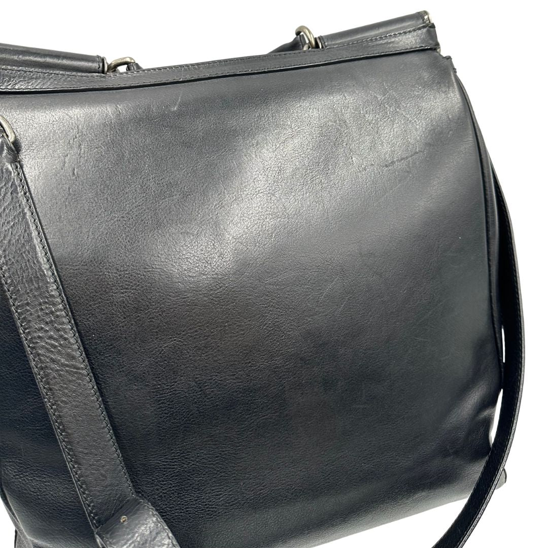 Retro, Borsa da viaggio D&G realizzata in pelle nera con hardware argentato anticato e charms decorativi. Indossabile a mano oppure a tracolla. Originale, usata, di lusso, in ottime condizioni.