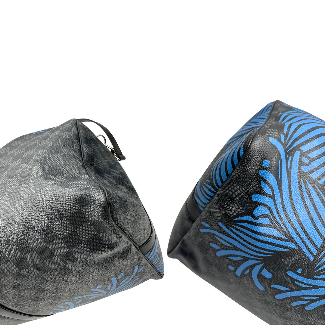 angoli Borsone Louis Vuitton Keepall in tela Damier Graphite con stampa artistica nei toni del blu, di lusso, originale, ottime condizioni, usato. 