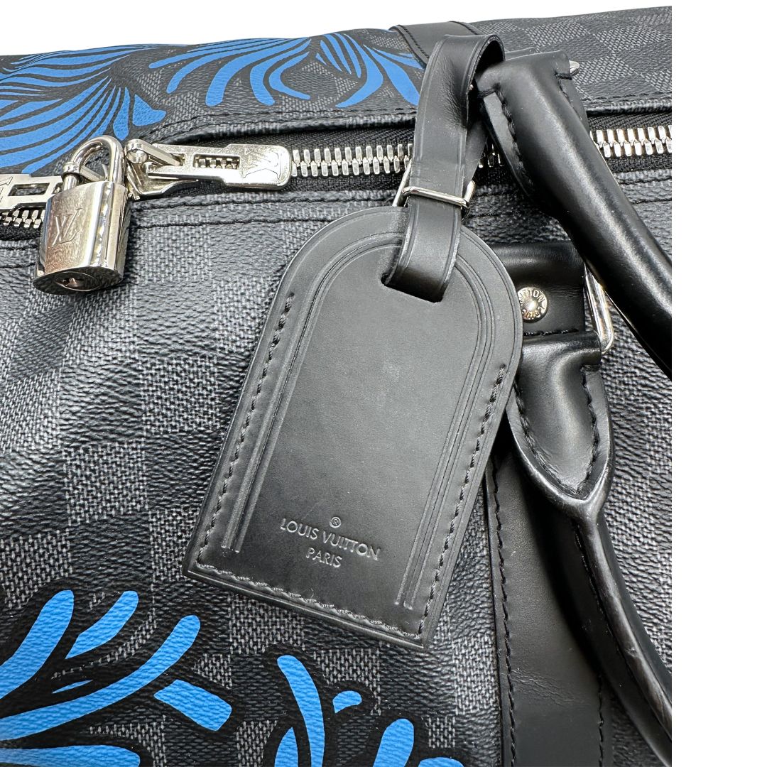 Borsone Louis Vuitton Keepall in tela Damier Graphite con stampa artistica nei toni del blu, di lusso, originale, ottime condizioni, usato. b