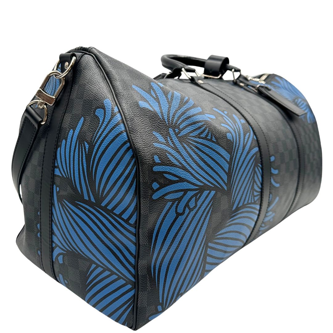 latol Borsone Louis Vuitton Keepall in tela Damier Graphite con stampa artistica nei toni del blu, di lusso, originale, ottime condizioni, usato. 