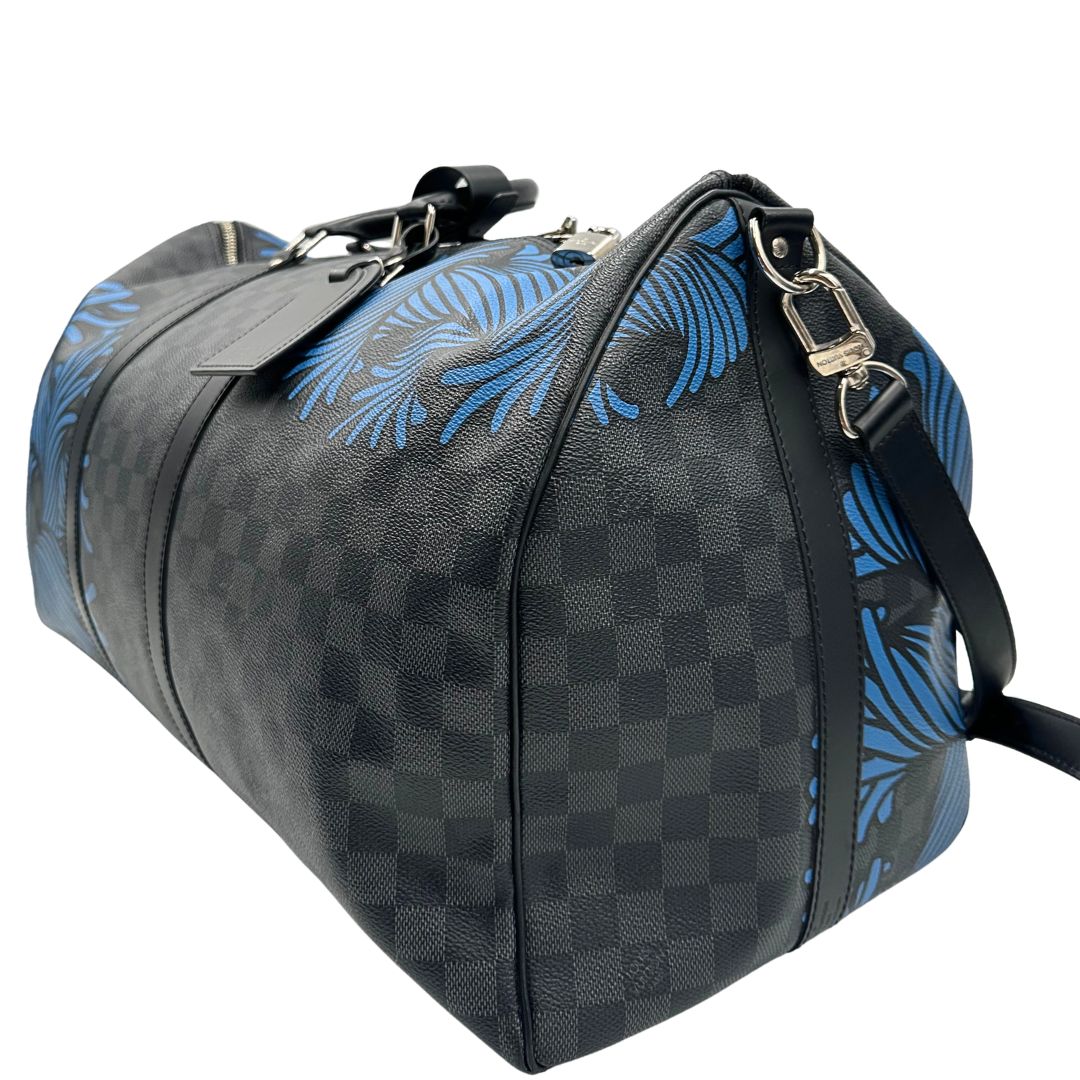 lato Borsone Louis Vuitton Keepall in tela Damier Graphite con stampa artistica nei toni del blu, di lusso, originale, ottime condizioni, usato. 