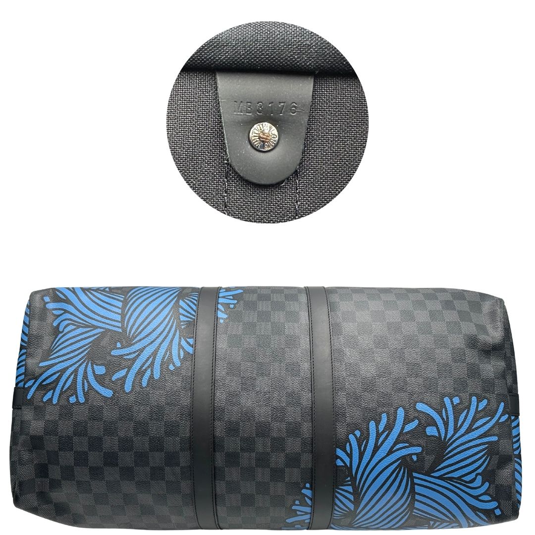 base Borsone Louis Vuitton Keepall in tela Damier Graphite con stampa artistica nei toni del blu, di lusso, originale, ottime condizioni, usato. 