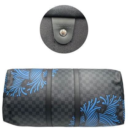 base Borsone Louis Vuitton Keepall in tela Damier Graphite con stampa artistica nei toni del blu, di lusso, originale, ottime condizioni, usato. 