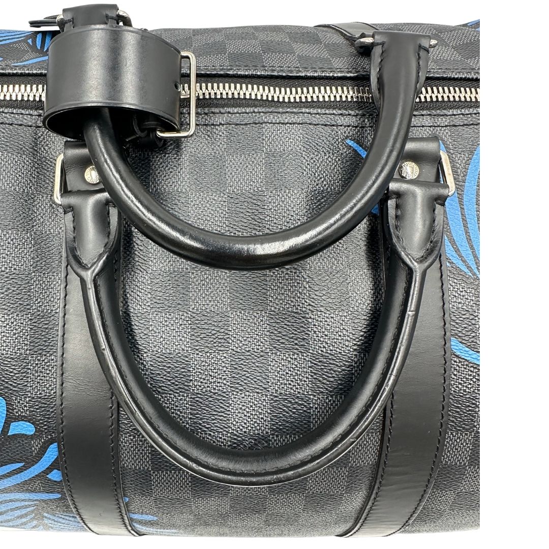 manici Borsone Louis Vuitton Keepall in tela Damier Graphite con stampa artistica nei toni del blu, di lusso, originale, ottime condizioni, usato. 
