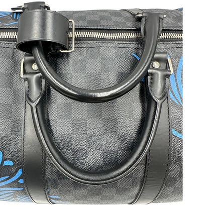 manici Borsone Louis Vuitton Keepall in tela Damier Graphite con stampa artistica nei toni del blu, di lusso, originale, ottime condizioni, usato. 