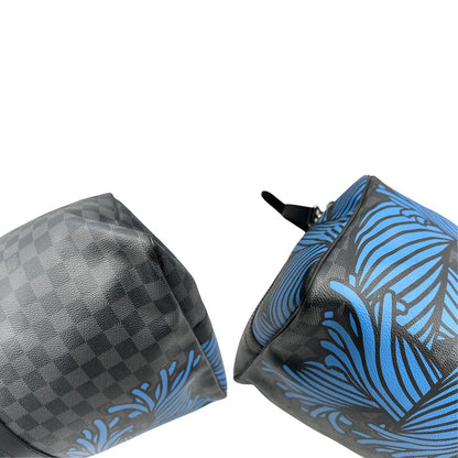 angoli Borsone Louis Vuitton Keepall in tela Damier Graphite con stampa artistica nei toni del blu, di lusso, originale, ottime condizioni, usato. 