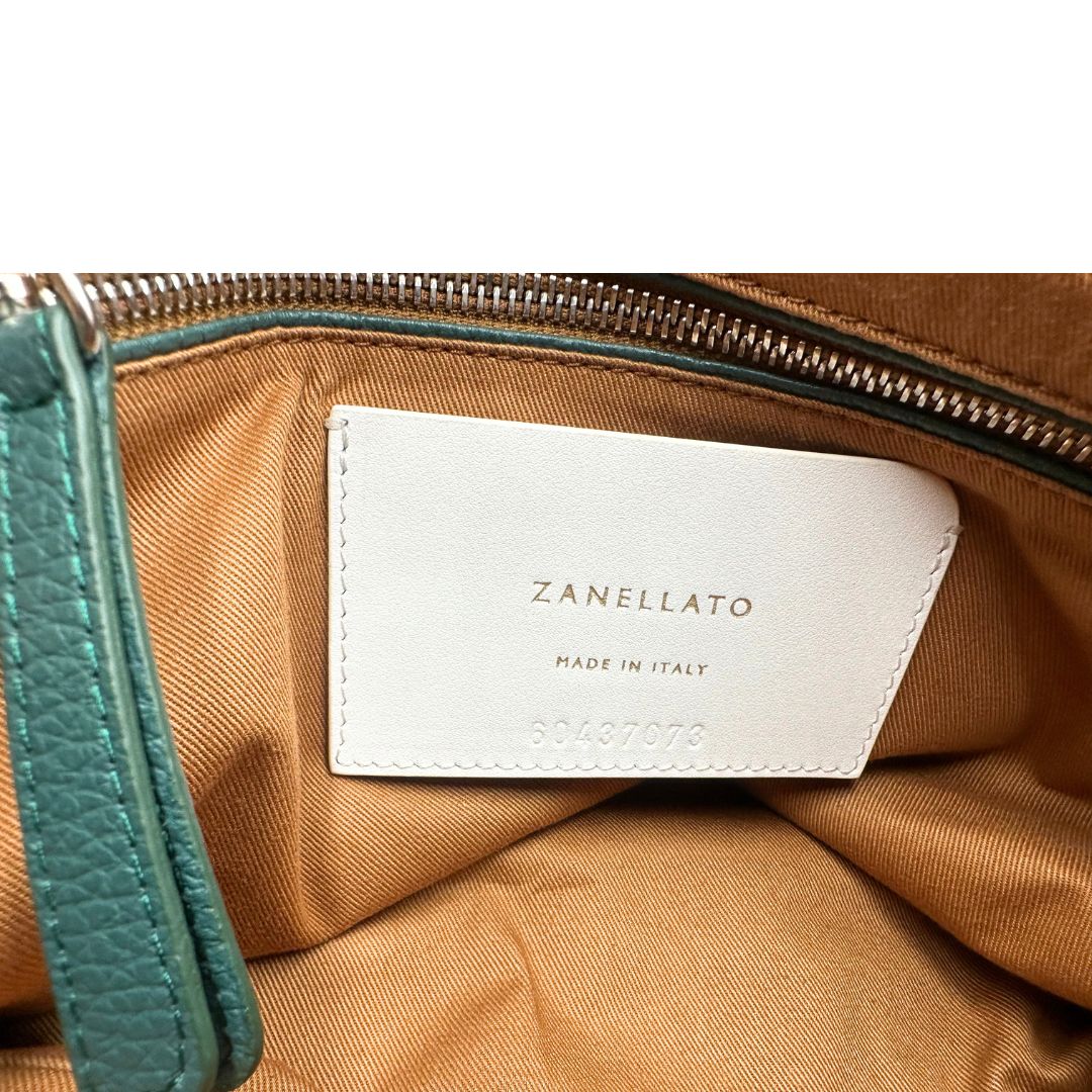 interno  Postina M Zanellato color verde petrolio munita di una tracolla amovibile e regolabile e un manico singolo, di lusso, originale, ottime condizioni, usata. 