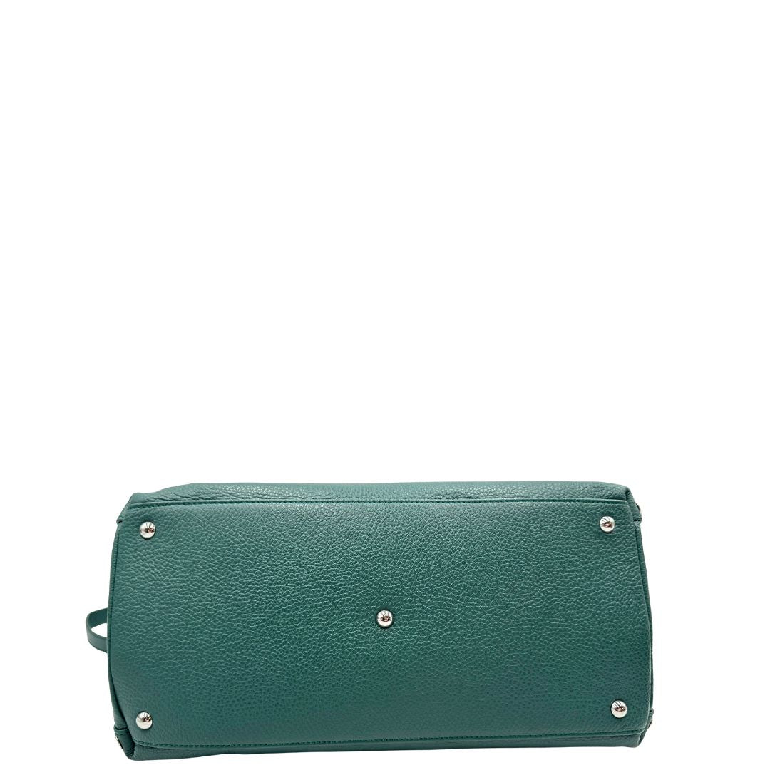 base  Postina M Zanellato color verde petrolio munita di una tracolla amovibile e regolabile e un manico singolo, di lusso, originale, ottime condizioni, usata. 