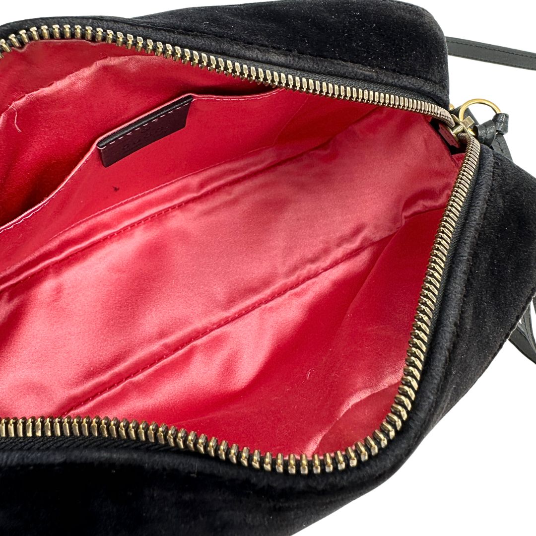 interno Camera Bag Gucci nera velvet e hardware dorato, indossabile a tracolla, di lusso, originale, ottime condizioni. 