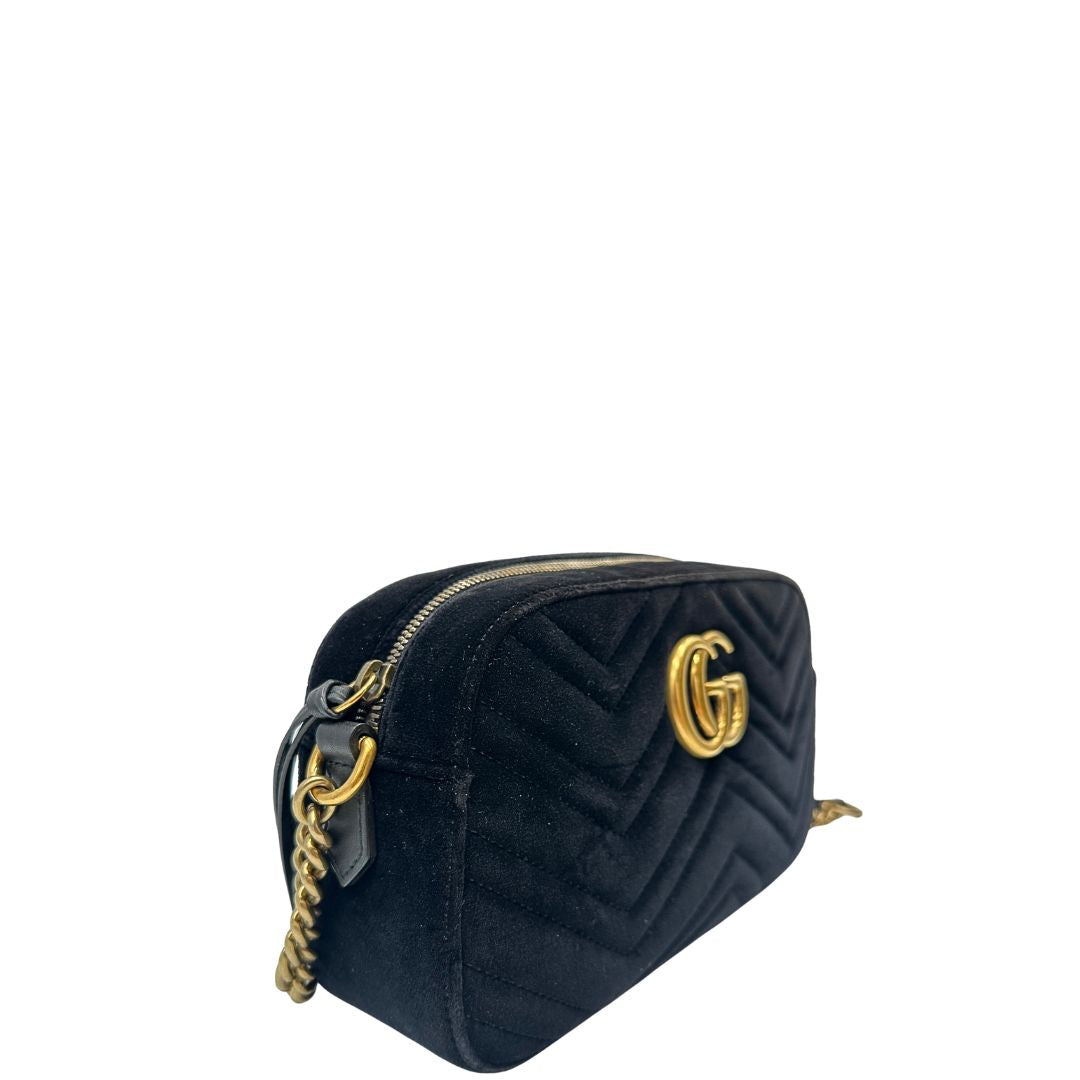 lato Camera Bag Gucci nera velvet e hardware dorato, indossabile a tracolla, di lusso, originale, ottime condizioni. 