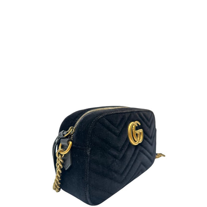 lato Camera Bag Gucci nera velvet e hardware dorato, indossabile a tracolla, di lusso, originale, ottime condizioni. 