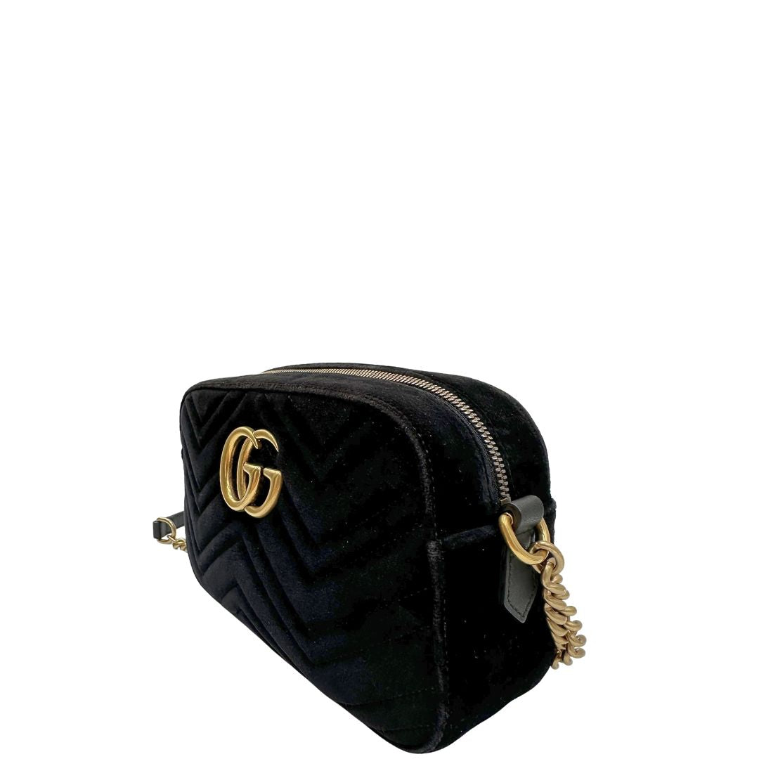 lato Camera Bag Gucci nera velvet e hardware dorato, indossabile a tracolla, di lusso, originale, ottime condizioni. 