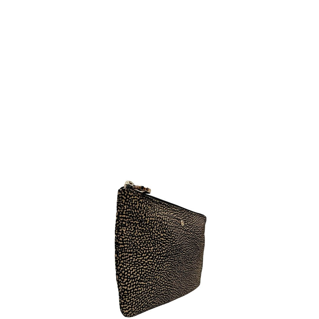 Laterale sinistro di una pochette Borbonese in tessuto nylon color beige e marrone trama occhio di pernice, usata, originale, second hand, in ottime condizioni.