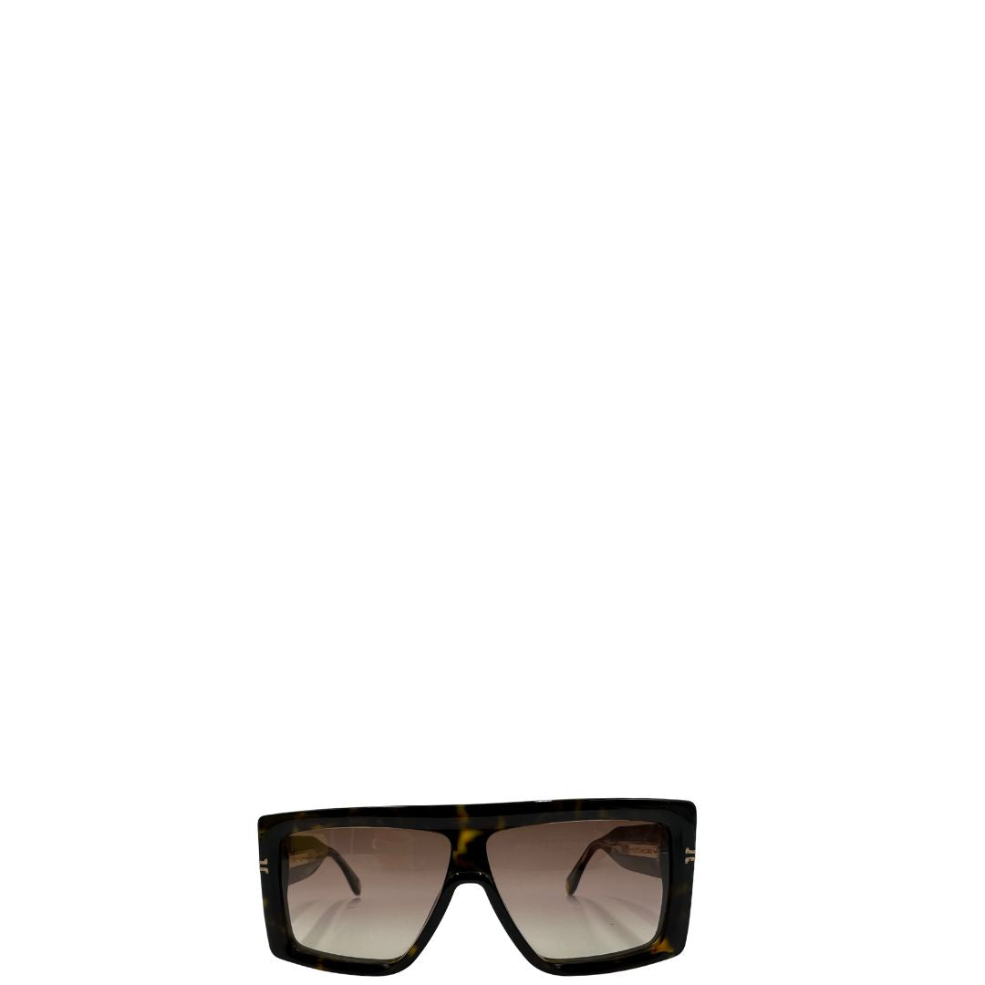 Occhiali da sole Marc Jacobs oversize con montatura squadrata tartarugata, lenti sfumate marroni e dettagli dorati sulle aste. Originali, usati, di lusso, in ottime condizioni.