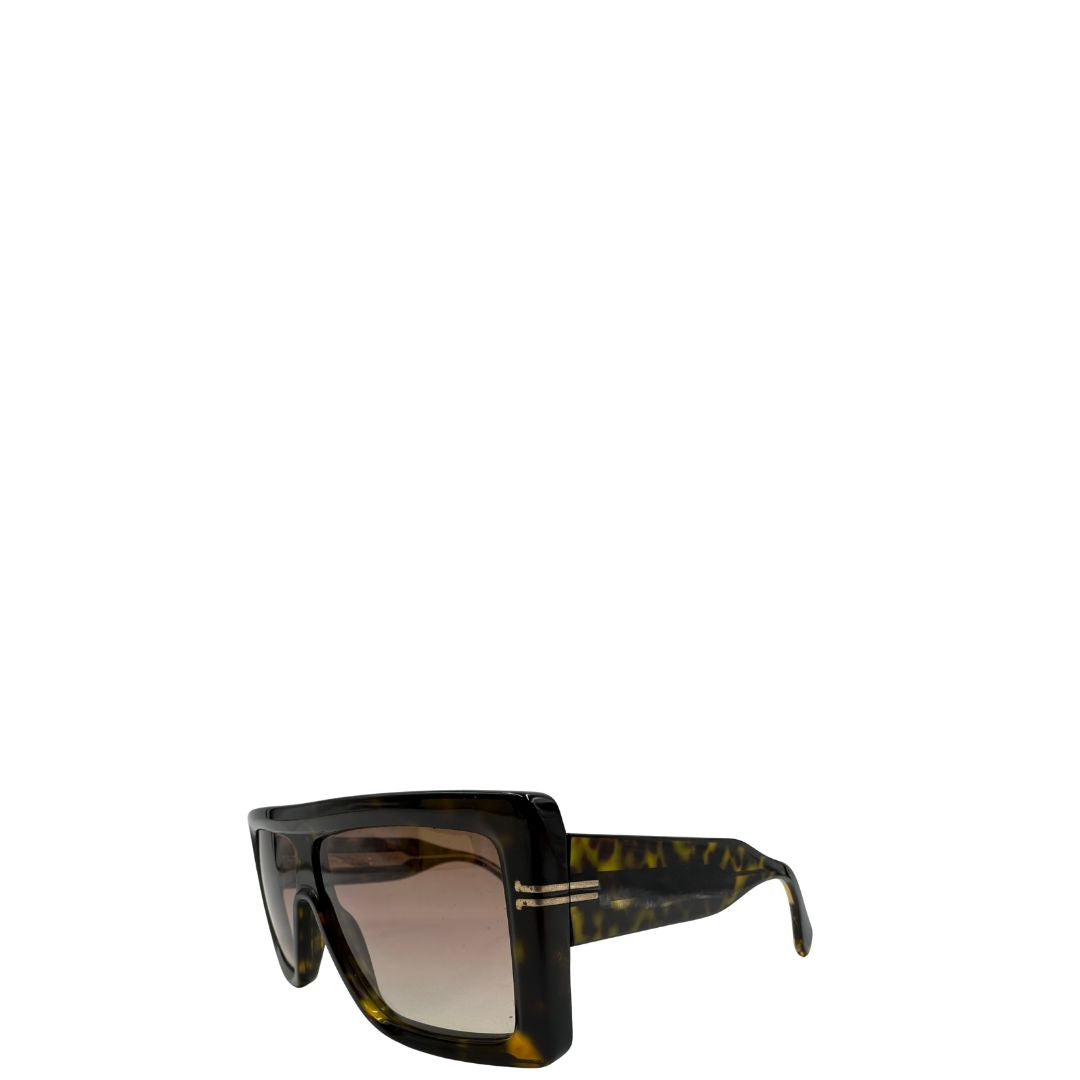 Occhiali da sole Marc Jacobs oversize con montatura squadrata tartarugata, lenti sfumate marroni e dettagli dorati sulle aste. Originali, usati, di lusso, in ottime condizioni.