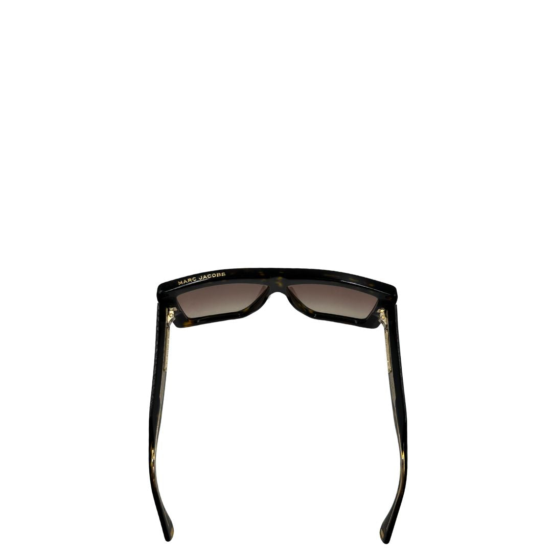 Occhiali da sole Marc Jacobs oversize con montatura squadrata tartarugata, lenti sfumate marroni e dettagli dorati sulle aste. Originali, usati, di lusso, in ottime condizioni.