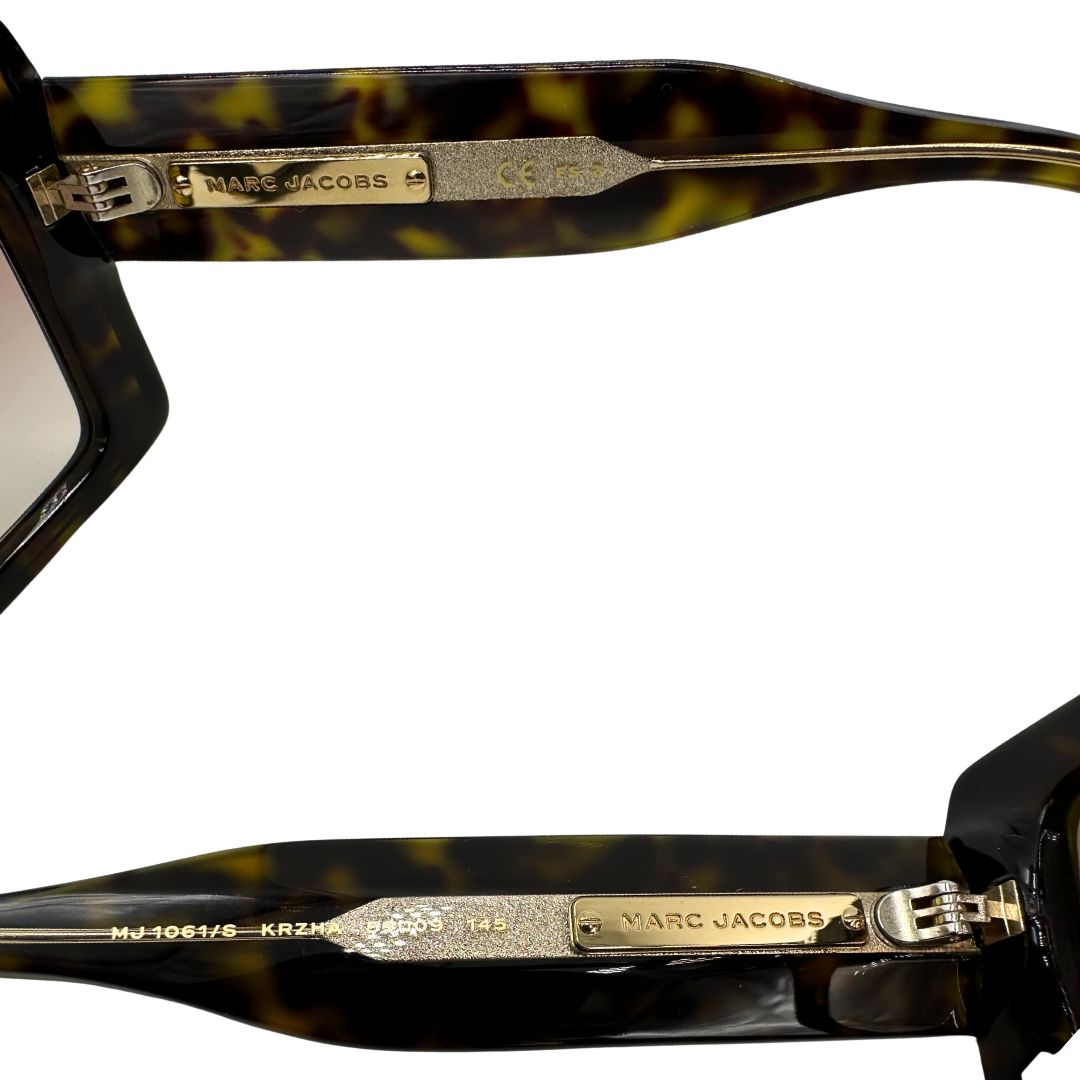 Occhiali da sole Marc Jacobs oversize con montatura squadrata tartarugata, lenti sfumate marroni e dettagli dorati sulle aste. Originali, usati, di lusso, in ottime condizioni.