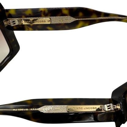 Occhiali da sole Marc Jacobs oversize con montatura squadrata tartarugata, lenti sfumate marroni e dettagli dorati sulle aste. Originali, usati, di lusso, in ottime condizioni.