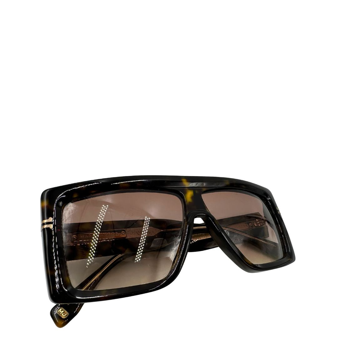 Occhiali da sole Marc Jacobs oversize con montatura squadrata tartarugata, lenti sfumate marroni e dettagli dorati sulle aste. Originali, usati, di lusso, in ottime condizioni.