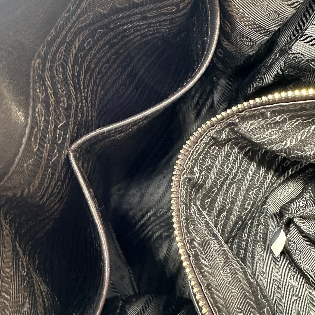 interno Borsa Prada in tessuto nylon marrone e finiture in pelle tono su tono con dettagli metallici dorati, di lusso, originale, ottime condizioni, usata. 
