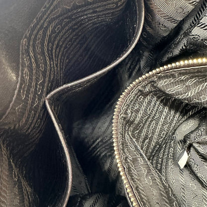 interno Borsa Prada in tessuto nylon marrone e finiture in pelle tono su tono con dettagli metallici dorati, di lusso, originale, ottime condizioni, usata. 