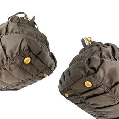 Borsa Prada in tessuto nylon marrone e finiture in pelle tono su tono con dettagli metallici dorati, di lusso, originale, ottime condizioni, usata.