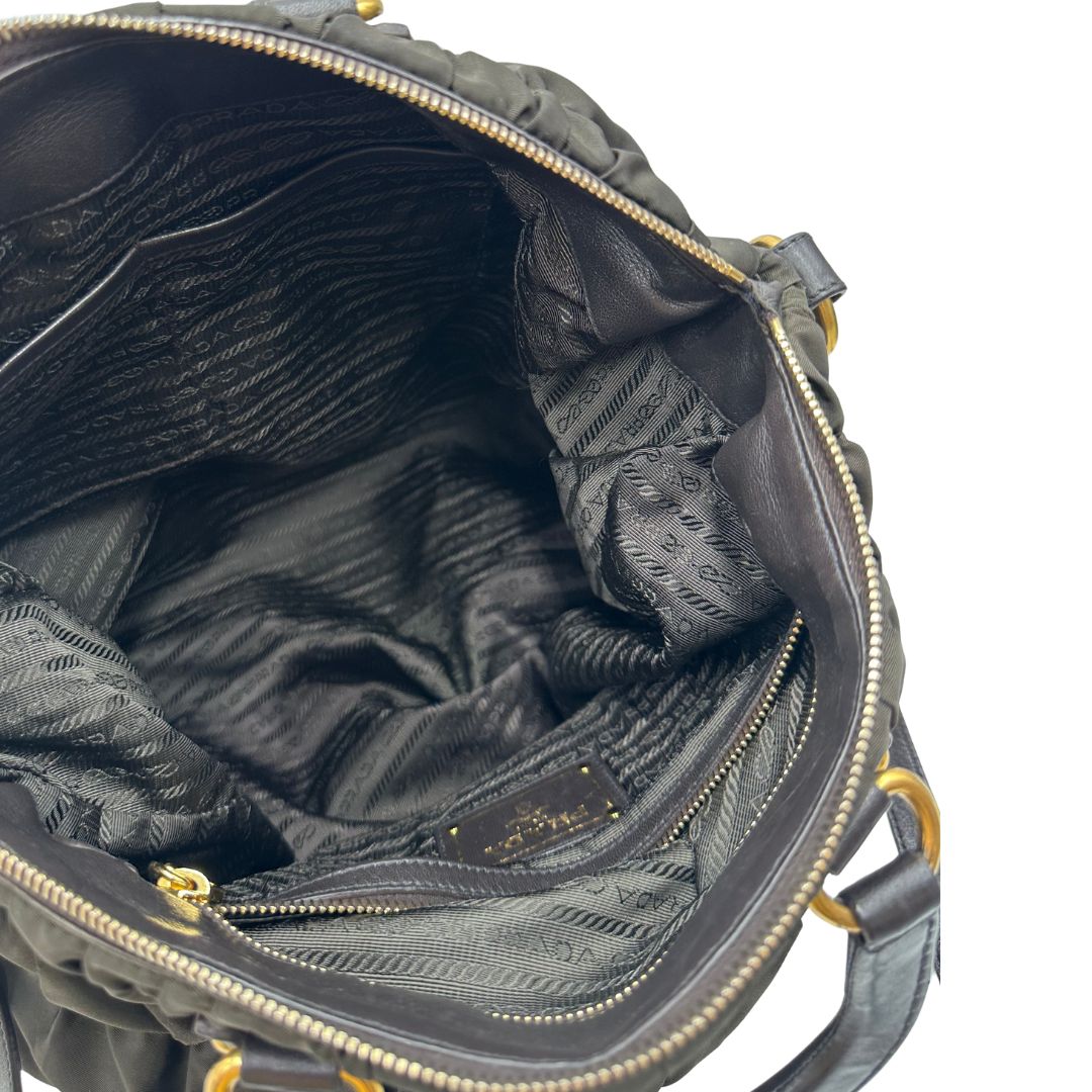 interno Borsa Prada in tessuto nylon marrone e finiture in pelle tono su tono con dettagli metallici dorati, di lusso, originale, ottime condizioni, usata. 