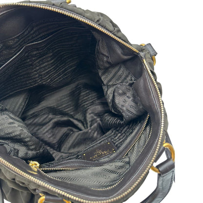 interno Borsa Prada in tessuto nylon marrone e finiture in pelle tono su tono con dettagli metallici dorati, di lusso, originale, ottime condizioni, usata. 