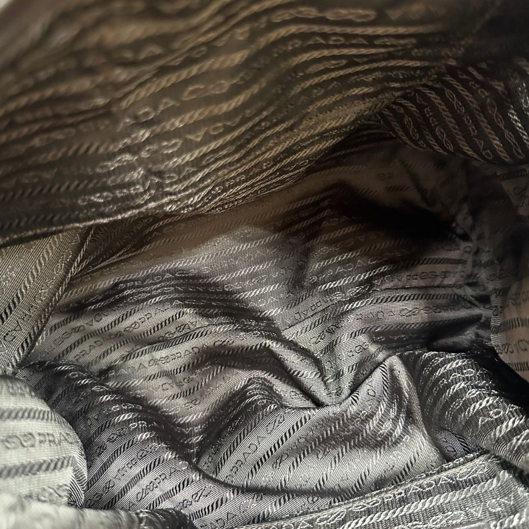 interno Borsa Prada in tessuto nylon marrone e finiture in pelle tono su tono con dettagli metallici dorati, di lusso, originale, ottime condizioni, usata. 