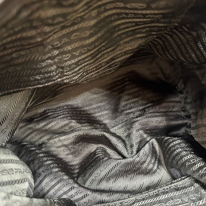 interno Borsa Prada in tessuto nylon marrone e finiture in pelle tono su tono con dettagli metallici dorati, di lusso, originale, ottime condizioni, usata. 