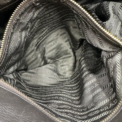 interno Borsa Prada in tessuto nylon marrone e finiture in pelle tono su tono con dettagli metallici dorati, di lusso, originale, ottime condizioni, usata. 