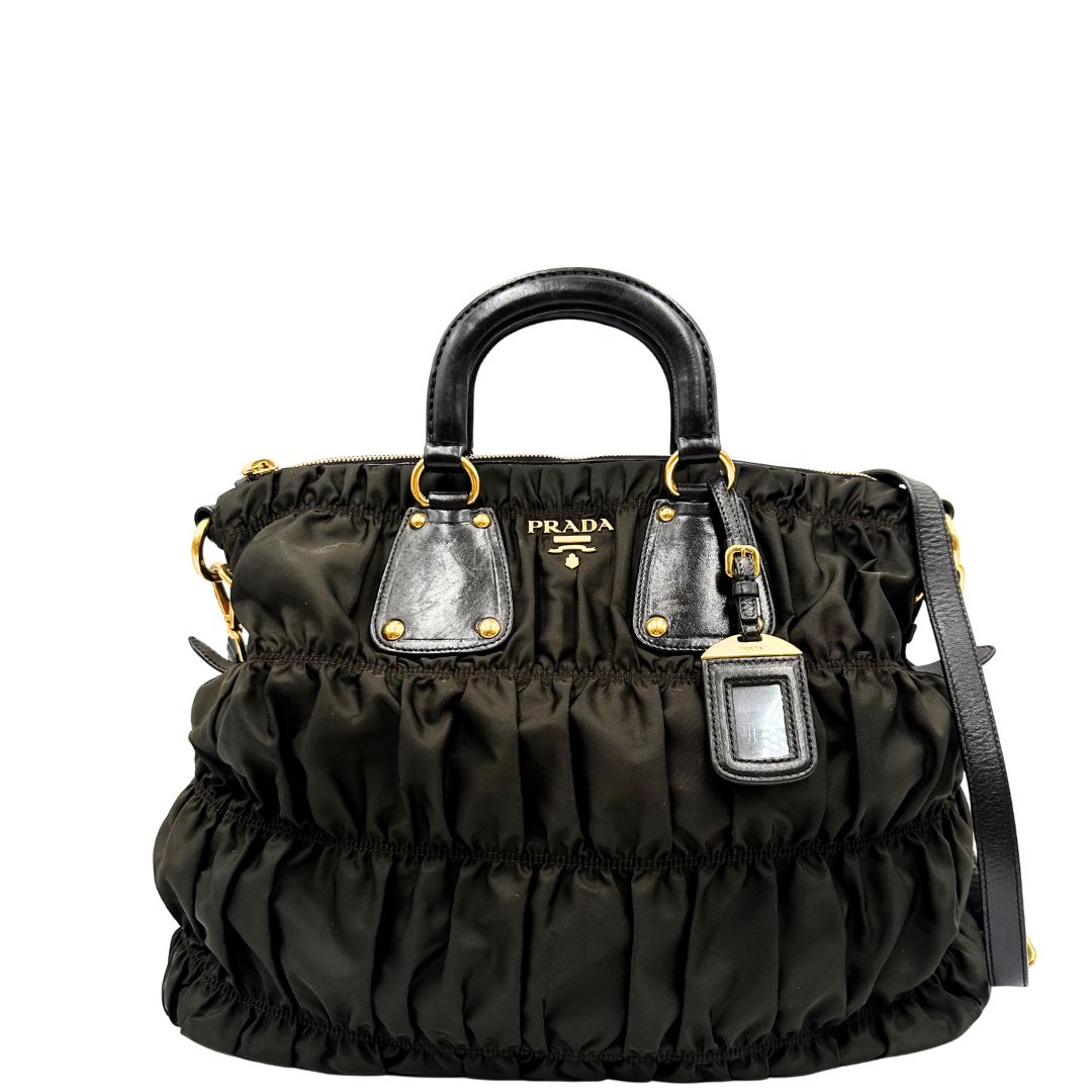front Borsa Prada in tessuto nylon marrone e finiture in pelle tono su tono con dettagli metallici dorati, di lusso, originale, ottime condizioni, usata. 