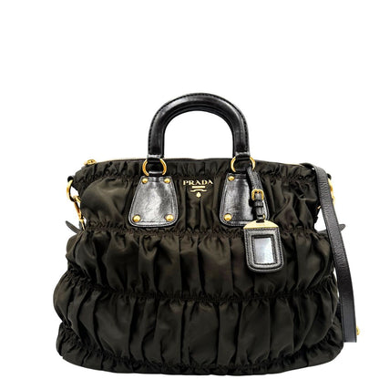 front Borsa Prada in tessuto nylon marrone e finiture in pelle tono su tono con dettagli metallici dorati, di lusso, originale, ottime condizioni, usata. 