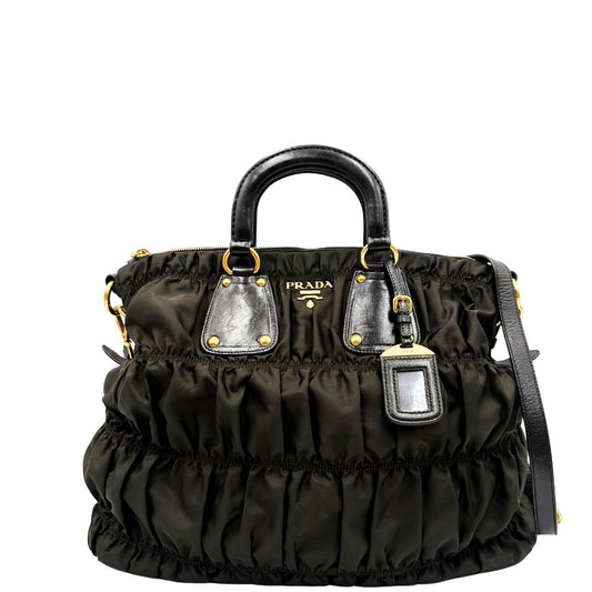 front Borsa Prada in tessuto nylon marrone e finiture in pelle tono su tono con dettagli metallici dorati, di lusso, originale, ottime condizioni, usata. 
