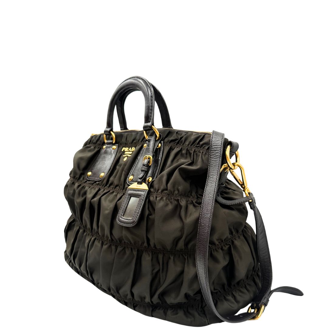 lato Borsa Prada in tessuto nylon marrone e finiture in pelle tono su tono con dettagli metallici dorati, di lusso, originale, ottime condizioni, usata.