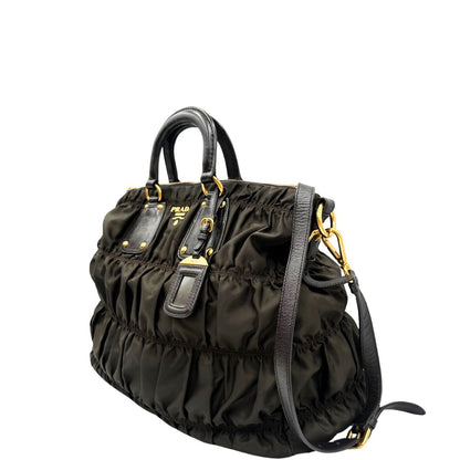 lato Borsa Prada in tessuto nylon marrone e finiture in pelle tono su tono con dettagli metallici dorati, di lusso, originale, ottime condizioni, usata.