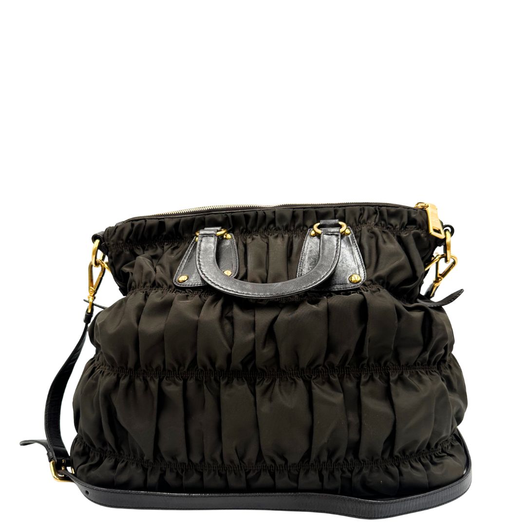 retro Borsa Prada in tessuto nylon marrone e finiture in pelle tono su tono con dettagli metallici dorati, di lusso, originale, ottime condizioni, usata.
