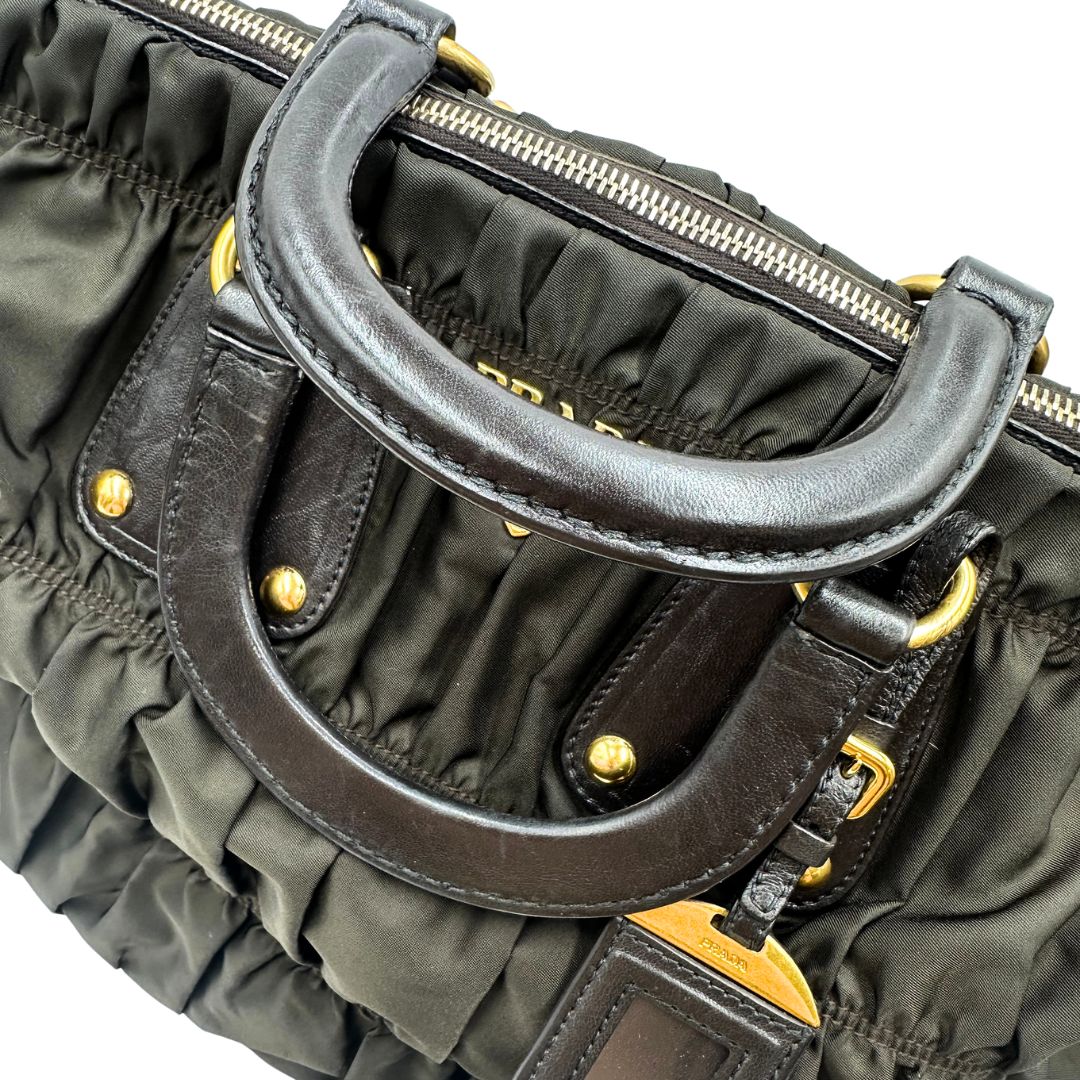 manici Borsa Prada in tessuto nylon marrone e finiture in pelle tono su tono con dettagli metallici dorati, di lusso, originale, ottime condizioni, usata. 