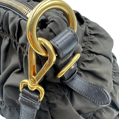 Borsa Prada in tessuto nylon marrone e finiture in pelle tono su tono con dettagli metallici dorati, di lusso, originale, ottime condizioni, usata.