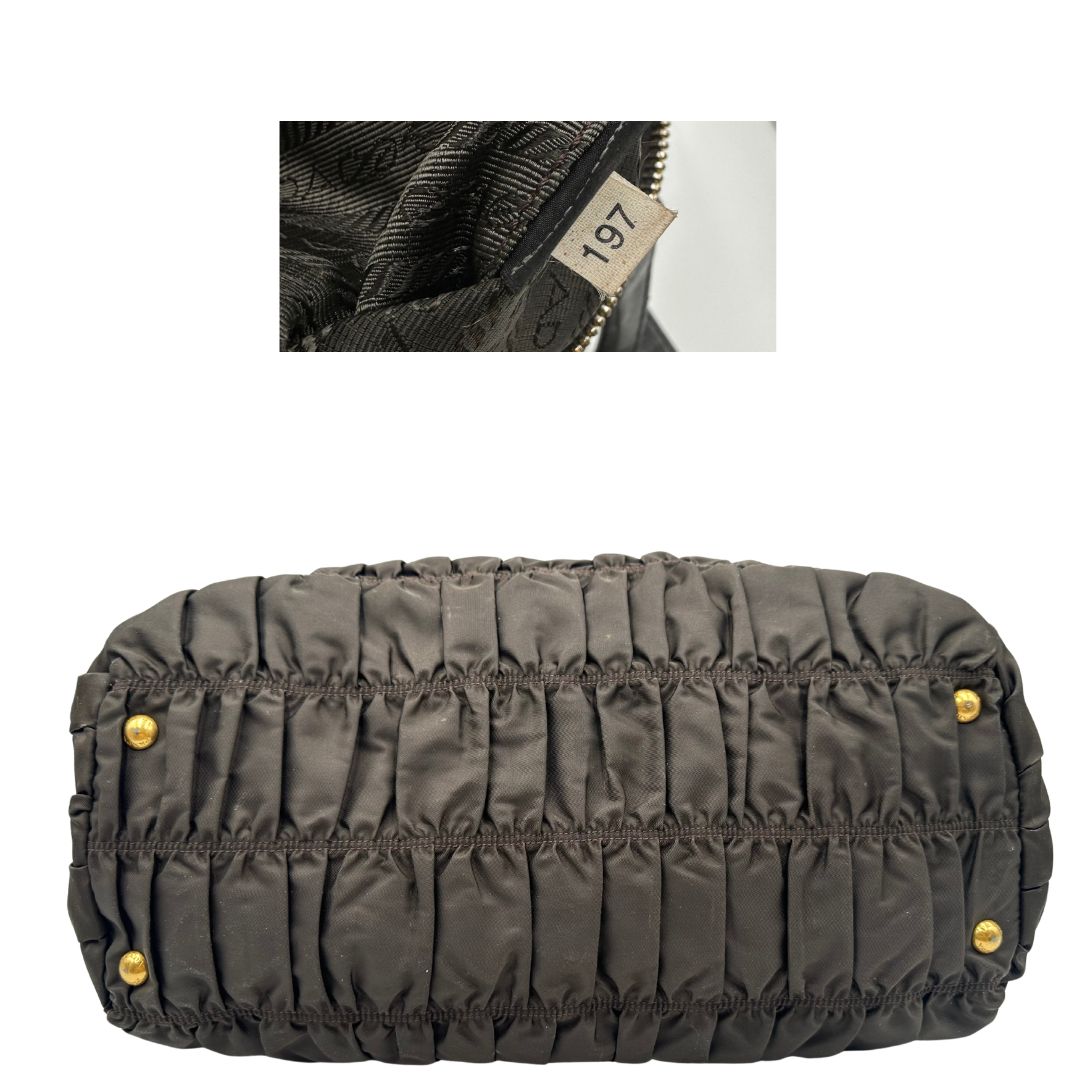base Borsa Prada in tessuto nylon marrone e finiture in pelle tono su tono con dettagli metallici dorati, di lusso, originale, ottime condizioni, usata.