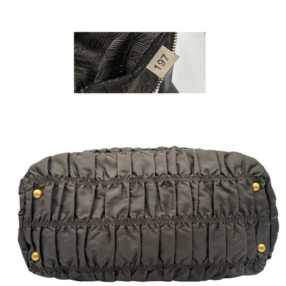 base Borsa Prada in tessuto nylon marrone e finiture in pelle tono su tono con dettagli metallici dorati, di lusso, originale, ottime condizioni, usata.