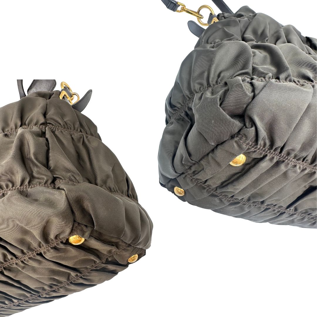 angoli Borsa Prada in tessuto nylon marrone e finiture in pelle tono su tono con dettagli metallici dorati, di lusso, originale, ottime condizioni, usata.