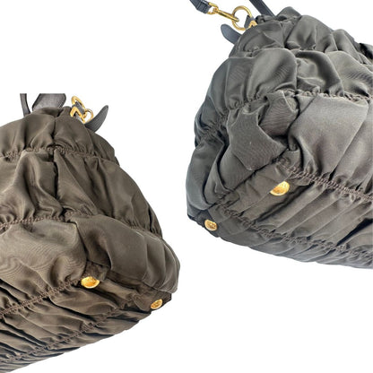 angoli Borsa Prada in tessuto nylon marrone e finiture in pelle tono su tono con dettagli metallici dorati, di lusso, originale, ottime condizioni, usata.