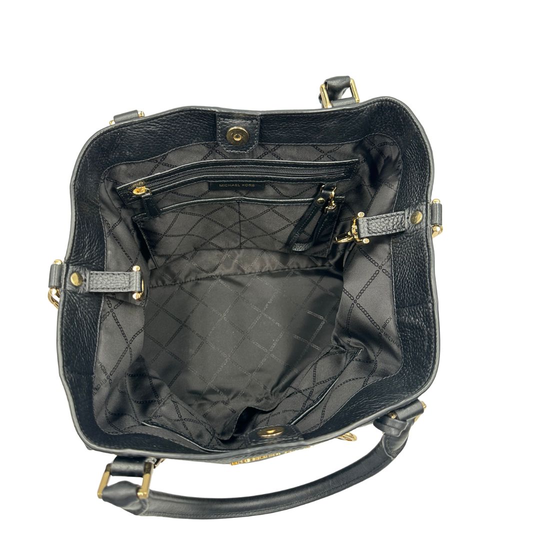 Interno, Borsa MK in pelle martellata nera con hardware dorato, spazioso e capiente. Puoi portarlo comodamente a tracolla o a mano.