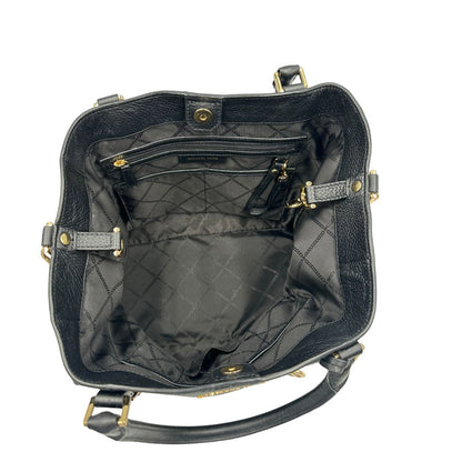 Interno, Borsa MK in pelle martellata nera con hardware dorato, spazioso e capiente. Puoi portarlo comodamente a tracolla o a mano.