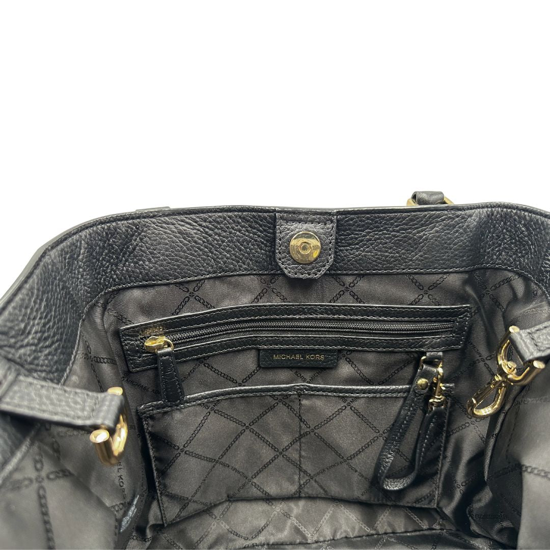 Interno, Borsa MK in pelle martellata nera con hardware dorato, spazioso e capiente. Puoi portarlo comodamente a tracolla o a mano.